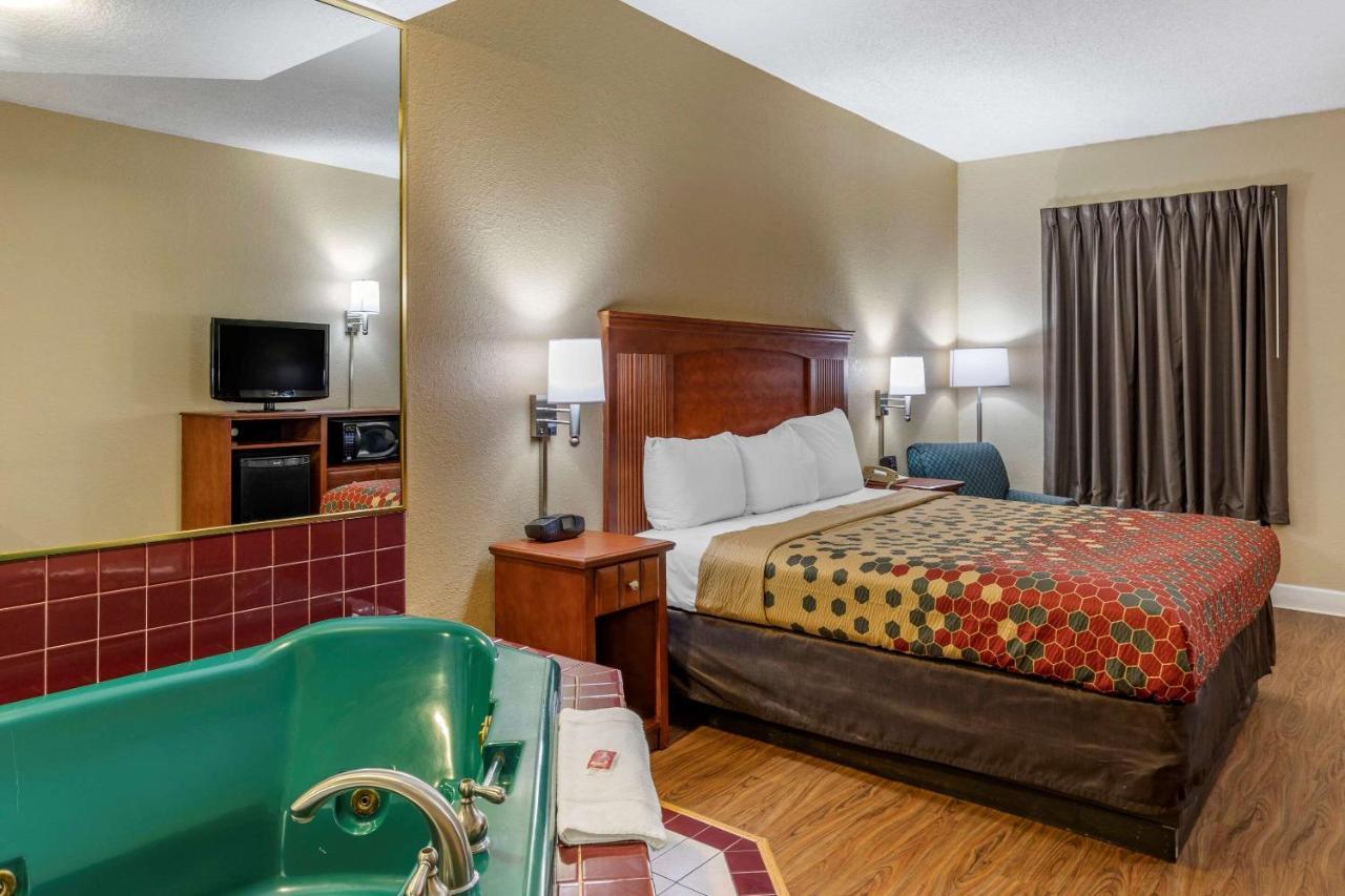 Econo Lodge Cordele Bagian luar foto